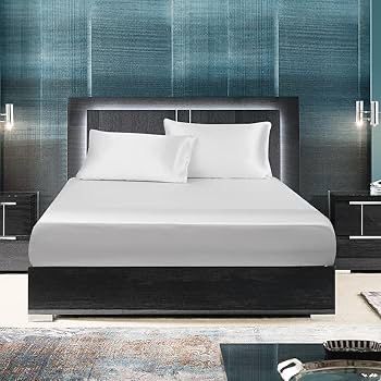 White silk blend bedsheet set (one fitted sheet and two pillowcases)