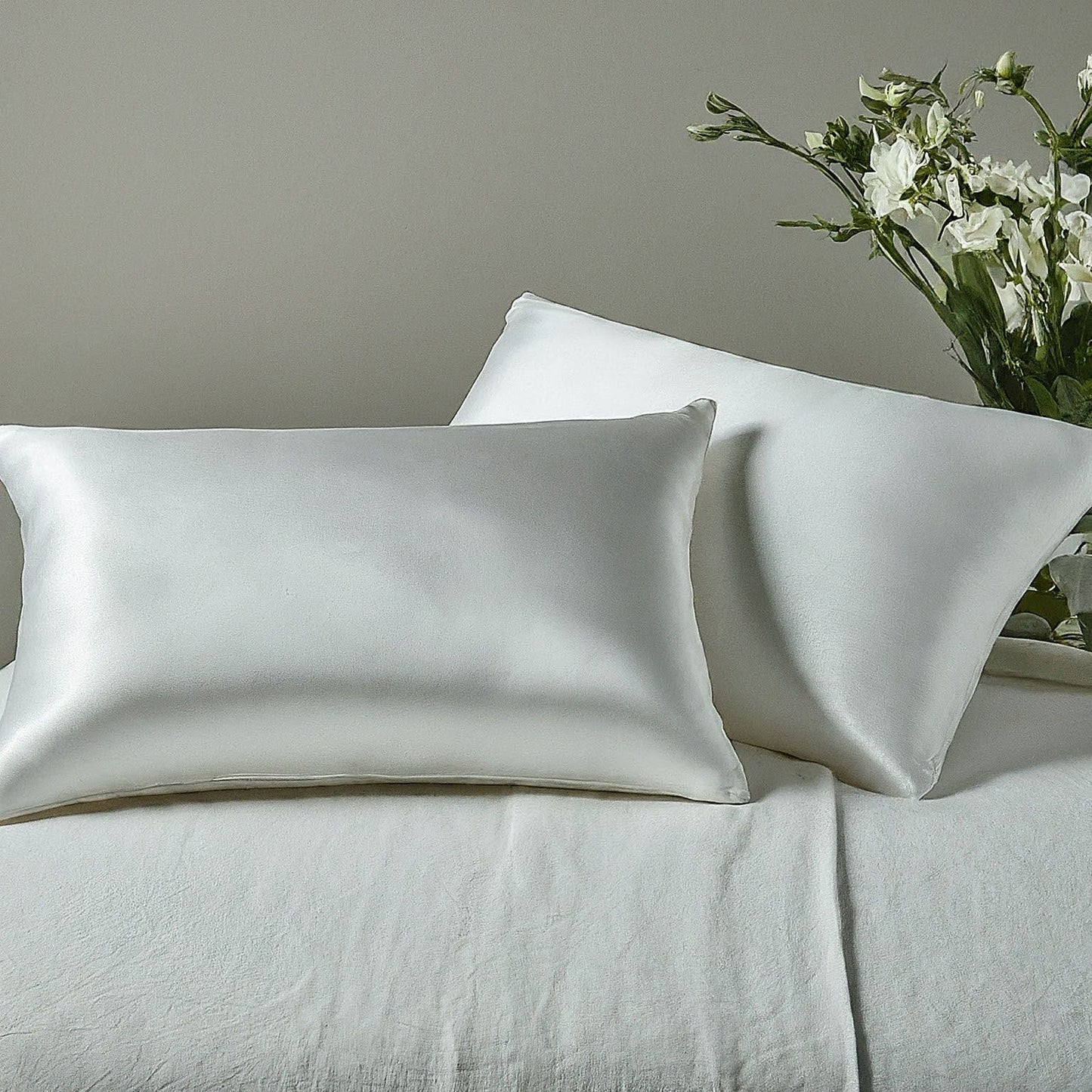 White silk blend bedsheet set (one fitted sheet and two pillowcases)